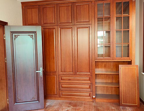 大同中式家庭装修里定制的实木衣柜效果图